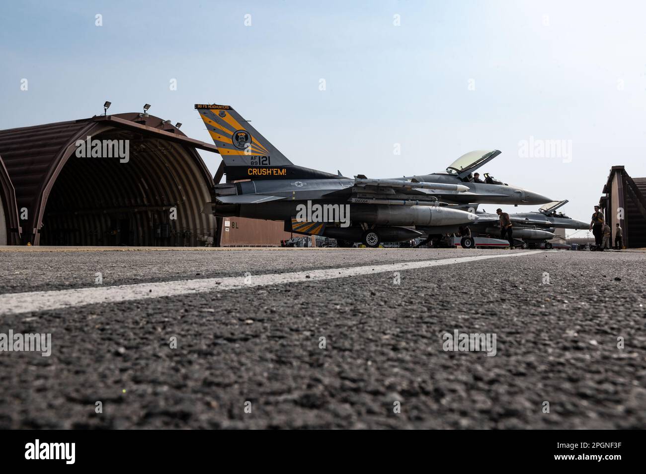 STATI UNITI Air Force F-16 Fighting Falcons assegnati al 80th Fighter Squadron, Kunsan Air base, sono trainati in hangar dopo l'atterraggio a Osan AB, Repubblica di Corea, 22 marzo 2023. L'aereo si è temporaneamente riposizionato in Osan AB mentre la loro linea di volo è sottoposta a importanti riparazioni infrastrutturali. (STATI UNITI Air Force foto di staff Sgt. Tristan Truesdell) Foto Stock