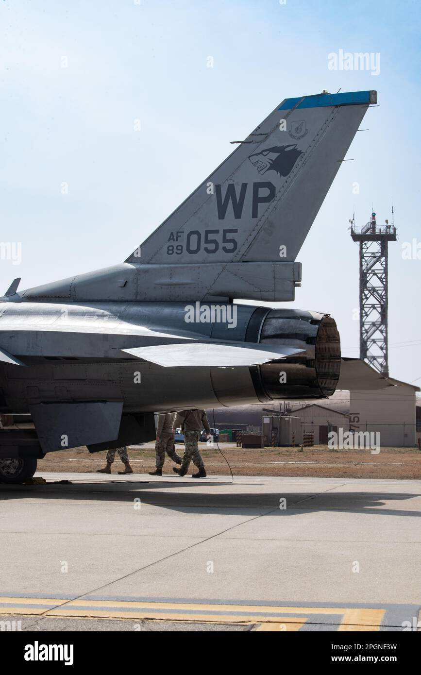 NEGLI STATI UNITI Air Force F-16 Fighting Falcon, 35th Fighter Squadron, Kunsan Air base, si prepara a essere trainato in un hangar dopo l'atterraggio alla Osan Air base, Repubblica di Corea, 22 marzo 2023. L'aeromobile è stato temporaneamente riposizionato in Osan AB mentre la sua linea di volo è stata sottoposta a importanti riparazioni infrastrutturali. (STATI UNITI Air Force foto di staff Sgt. Tristan Truesdell) Foto Stock