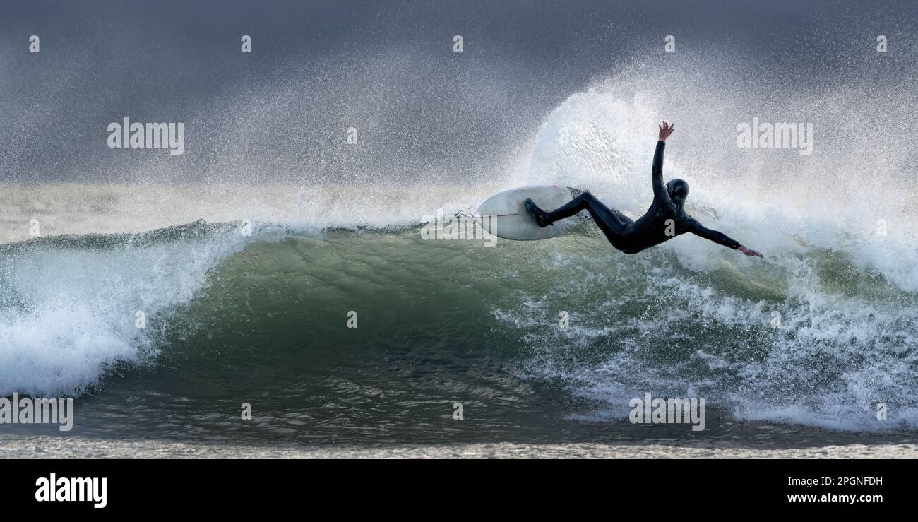 Surf cadere con tavola da surf in mare Foto Stock