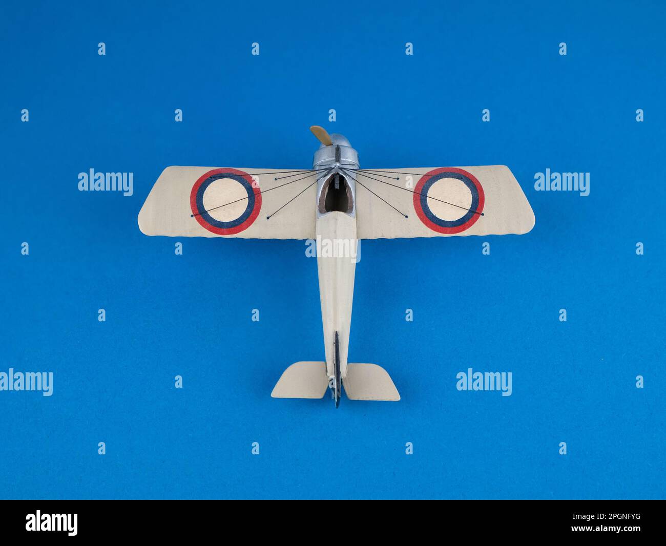 Modello in plastica del piano Morane Saulnier, vista dall'alto. Miniatura di un aereo da combattimento. Costruzione di aerei modello Foto Stock