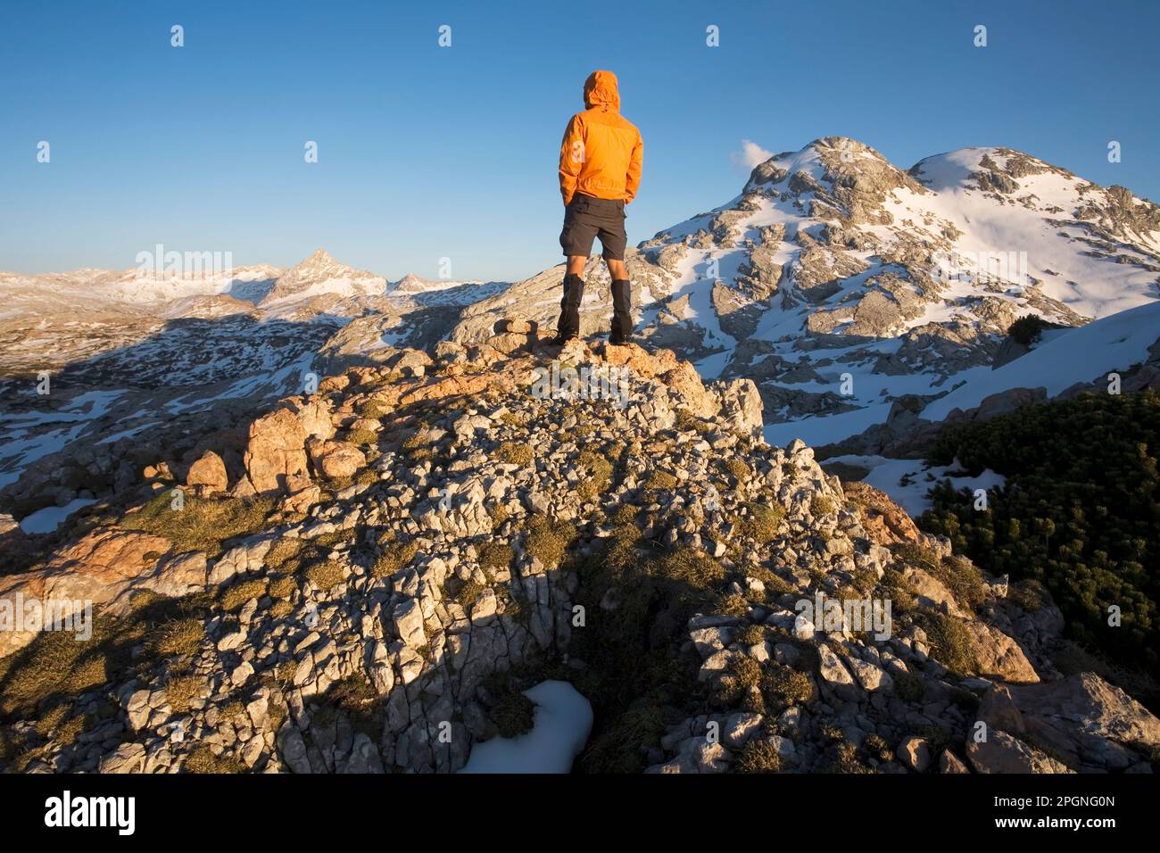 Austria, Salzburger Land, escursionista maschile all'altopiano di Steinernes Meer Foto Stock