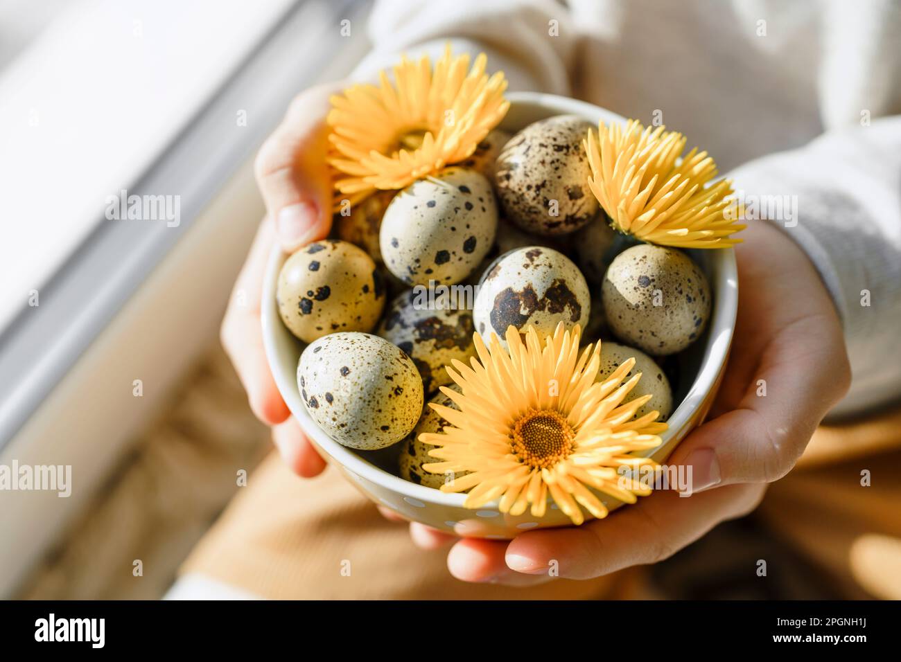 Ragazza che tiene l'uovo di pasqua immagini e fotografie stock ad alta  risoluzione - Alamy