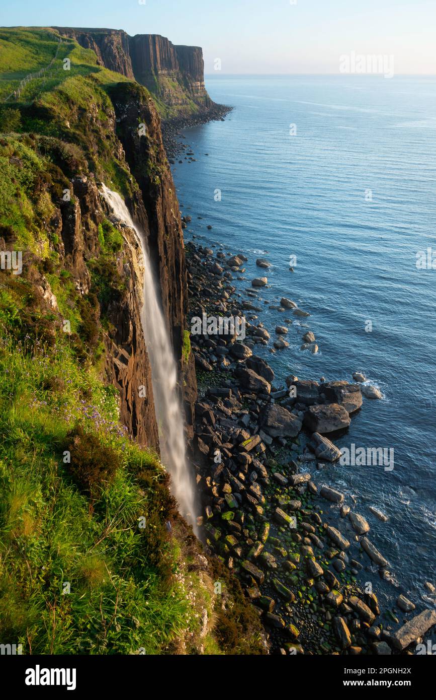 Scozia Isola di Skye Kilt Rock e cascata Foto Stock