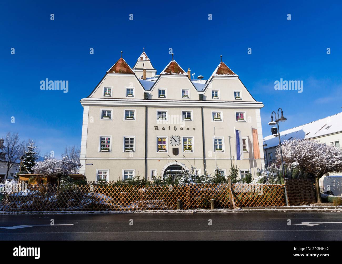 Austria, bassa Austria, Ganserndorf, facciata del municipio dipinto di bianco in inverno Foto Stock
