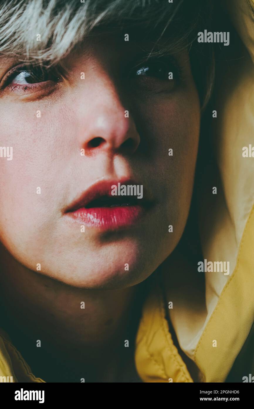 Primo piano di una donna con i capelli grigi Foto Stock