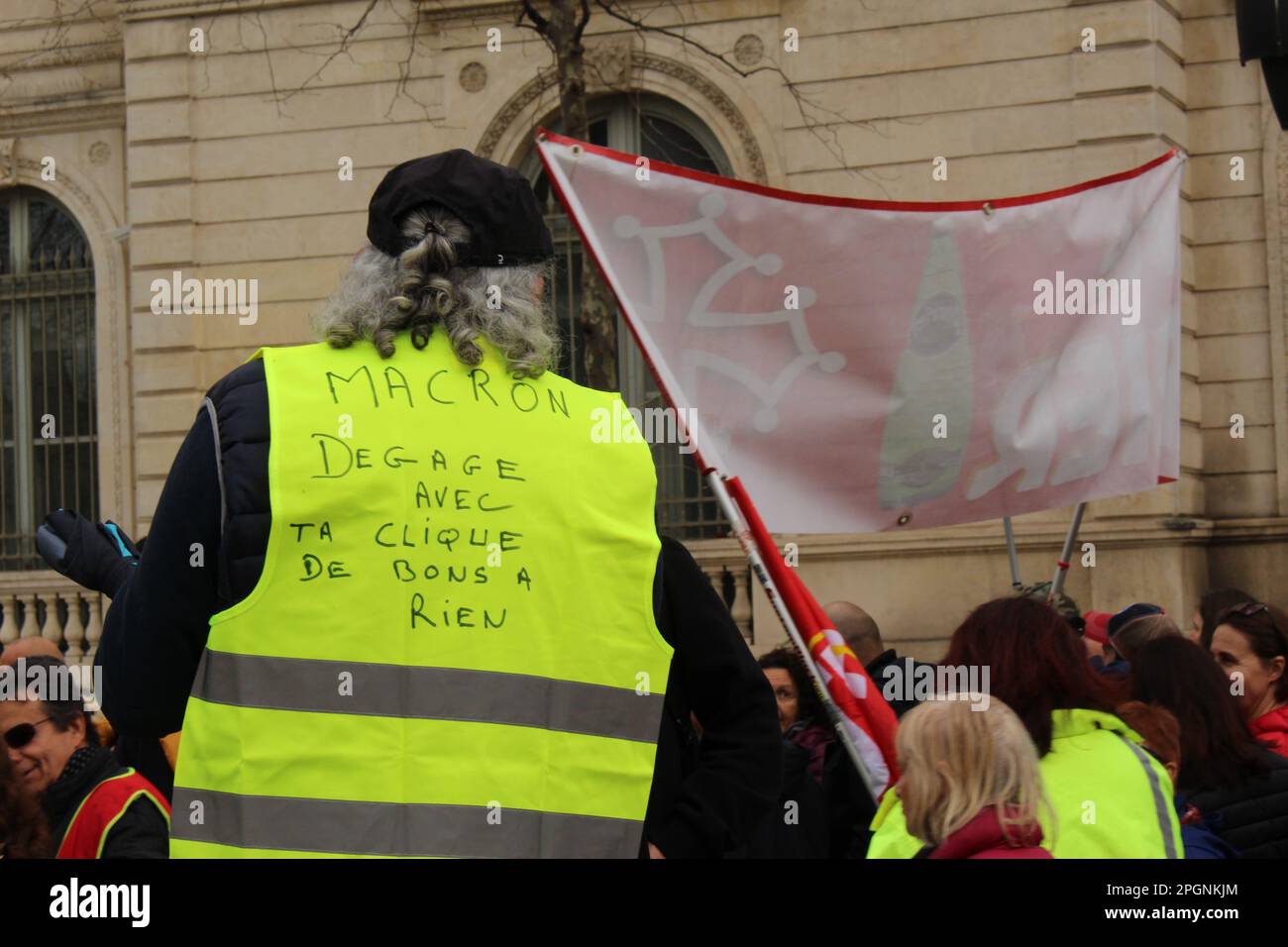 Nimes, Francia. 23rd Mar, 2023. A Nimes si sono riuniti manifestanti contro l'aumento dell'età pensionabile. Foto Stock