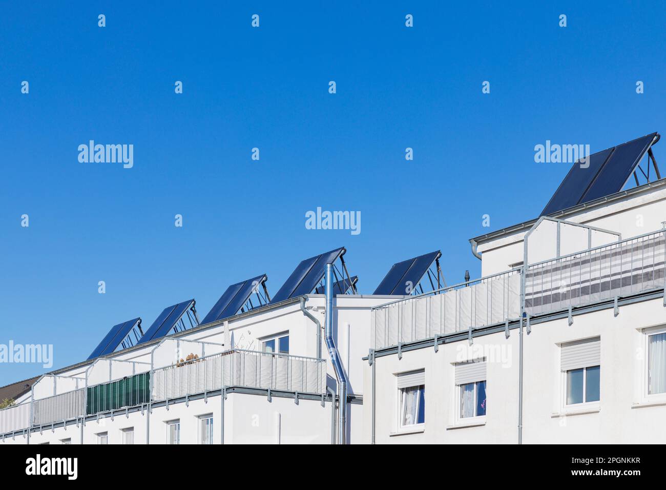 Germania, Renania Settentrionale-Vestfalia, Colonia, cielo aperto su appartamenti suburbani con pannelli solari Foto Stock