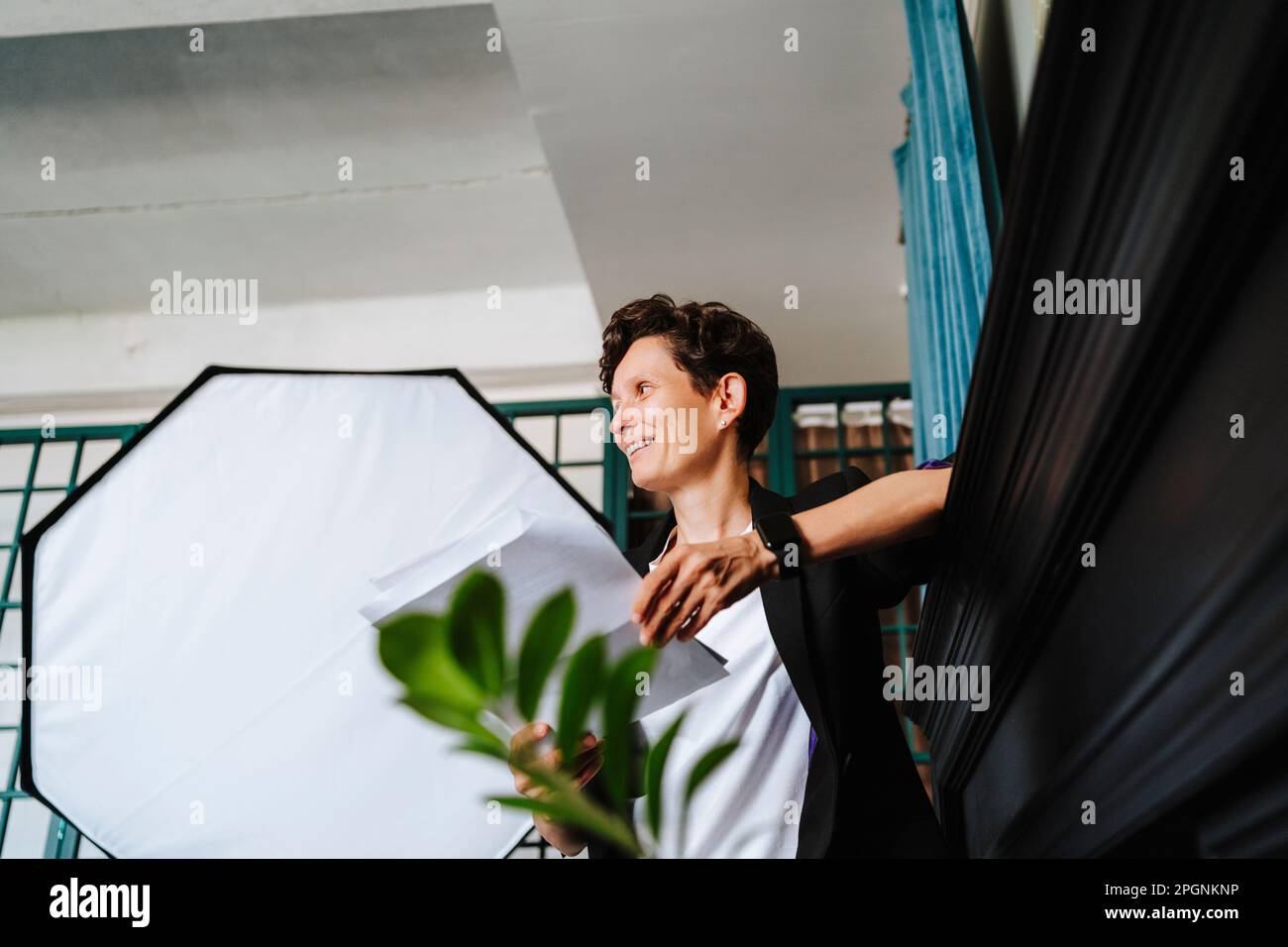 Regista con script sul set Foto Stock
