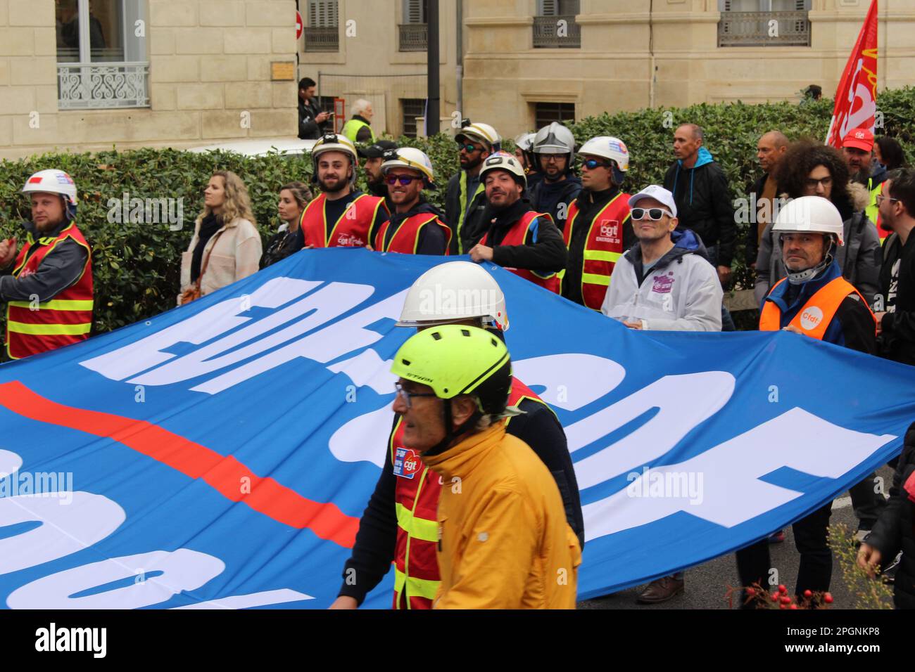 Nimes, Francia. 23rd Mar, 2023. A Nimes si sono riuniti manifestanti contro l'aumento dell'età pensionabile. Foto Stock