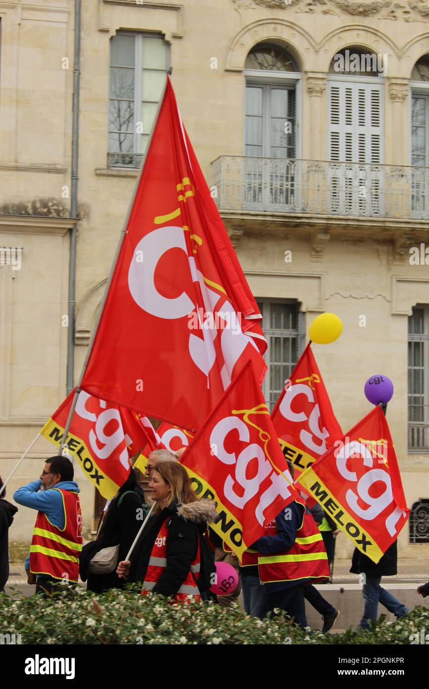 Nimes, Francia. 23rd Mar, 2023. A Nimes si sono riuniti manifestanti contro l'aumento dell'età pensionabile. Foto Stock