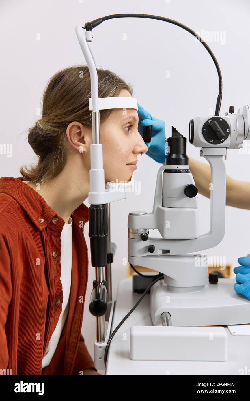Paziente che fa esame di diagnostica della vista in clinica medica Foto Stock