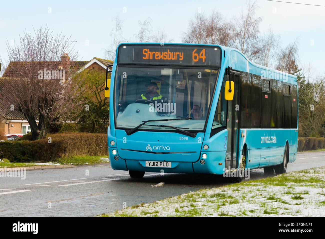 Shawbury, Regno Unito - 10 marzo 2023; autobus rurale di pale Blue arriva che passa attraverso Shawbury sulla Route 64 per Shrewsbury con un servizio di linea Foto Stock