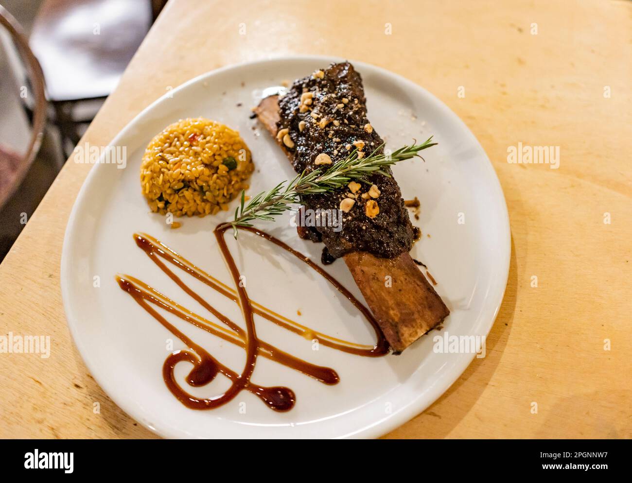 Pasto servito sul piatto al ristorante Foto Stock
