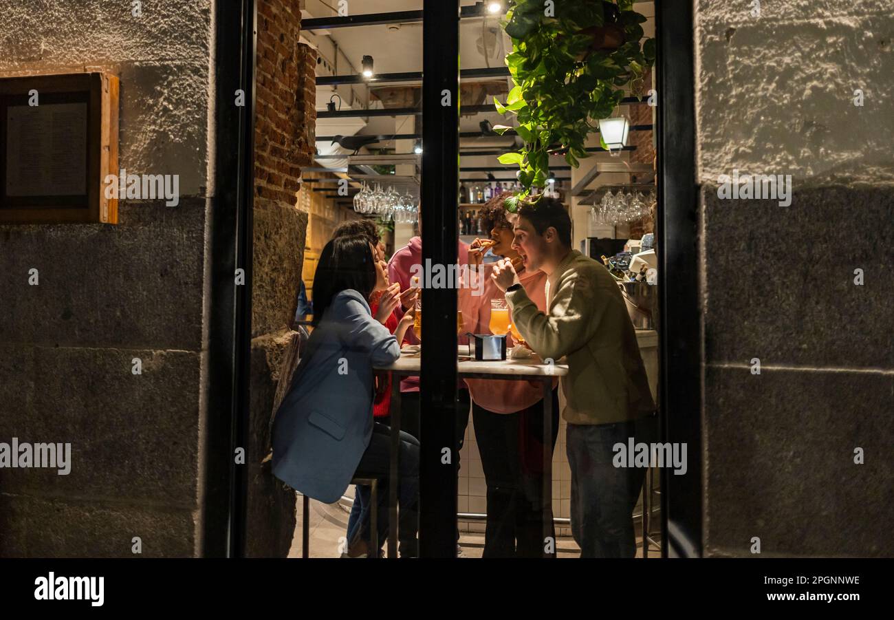 Gli amici di gustare la cena presso il ristorante Foto Stock