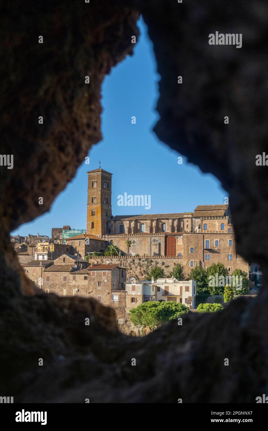 Italia, Lazio, Sutri, Cattedrale di Santa Maria Assunta vista attraverso il buco delle pareti rocciose Foto Stock