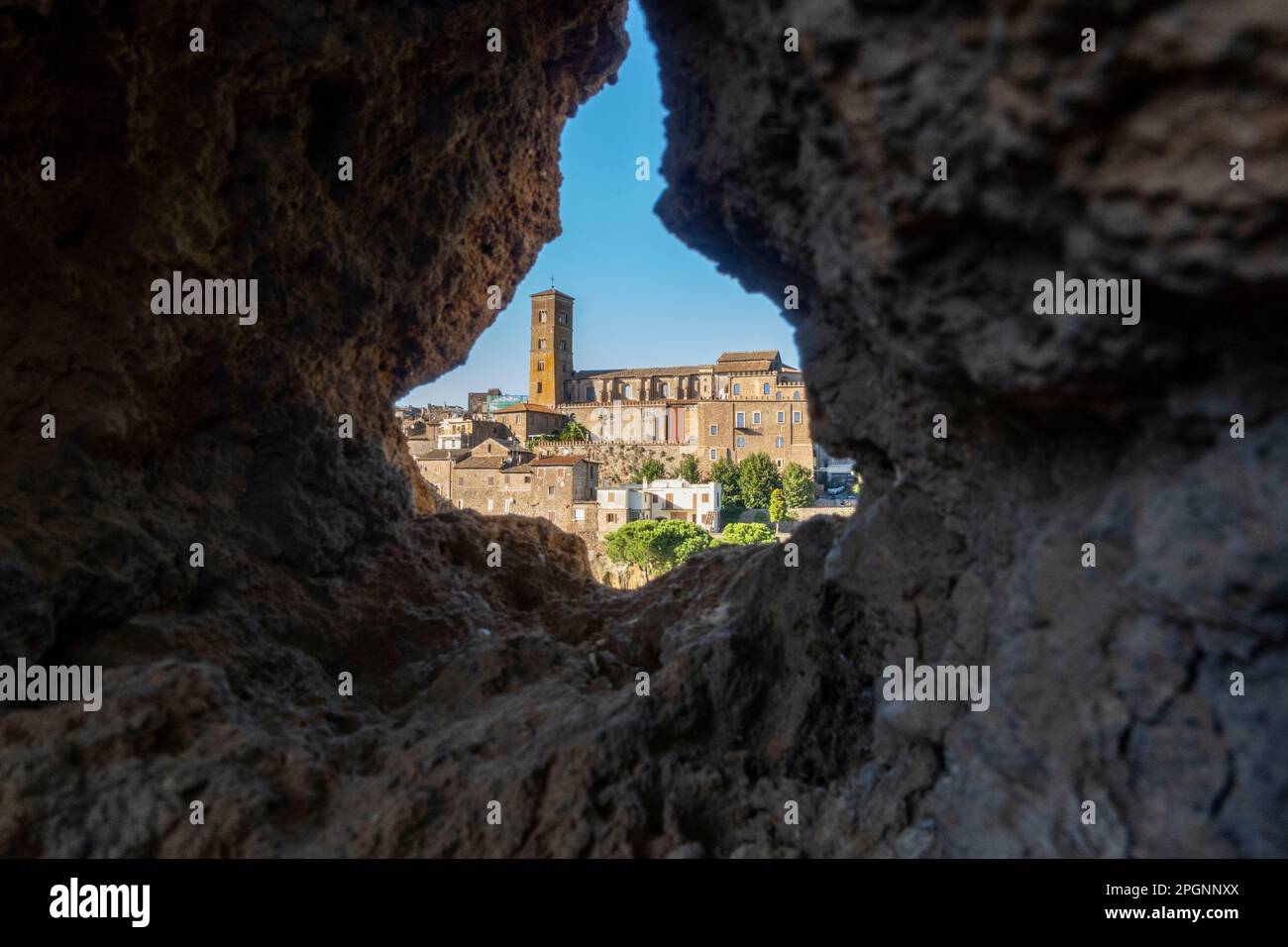 Italia, Lazio, Sutri, Cattedrale di Santa Maria Assunta vista attraverso il buco delle pareti rocciose Foto Stock