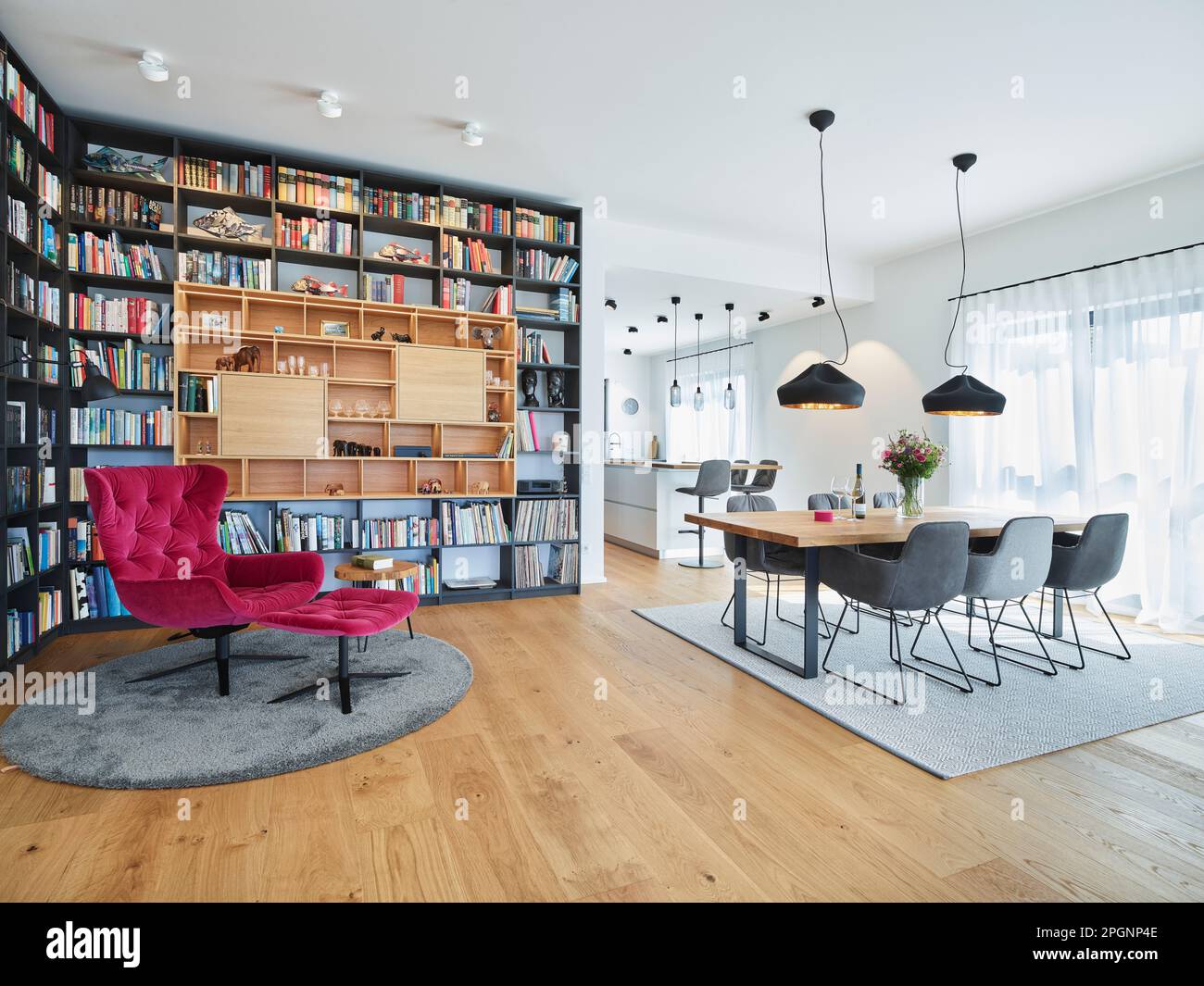 Appartamento moderno con soggiorno con pavimento in parquet Foto Stock
