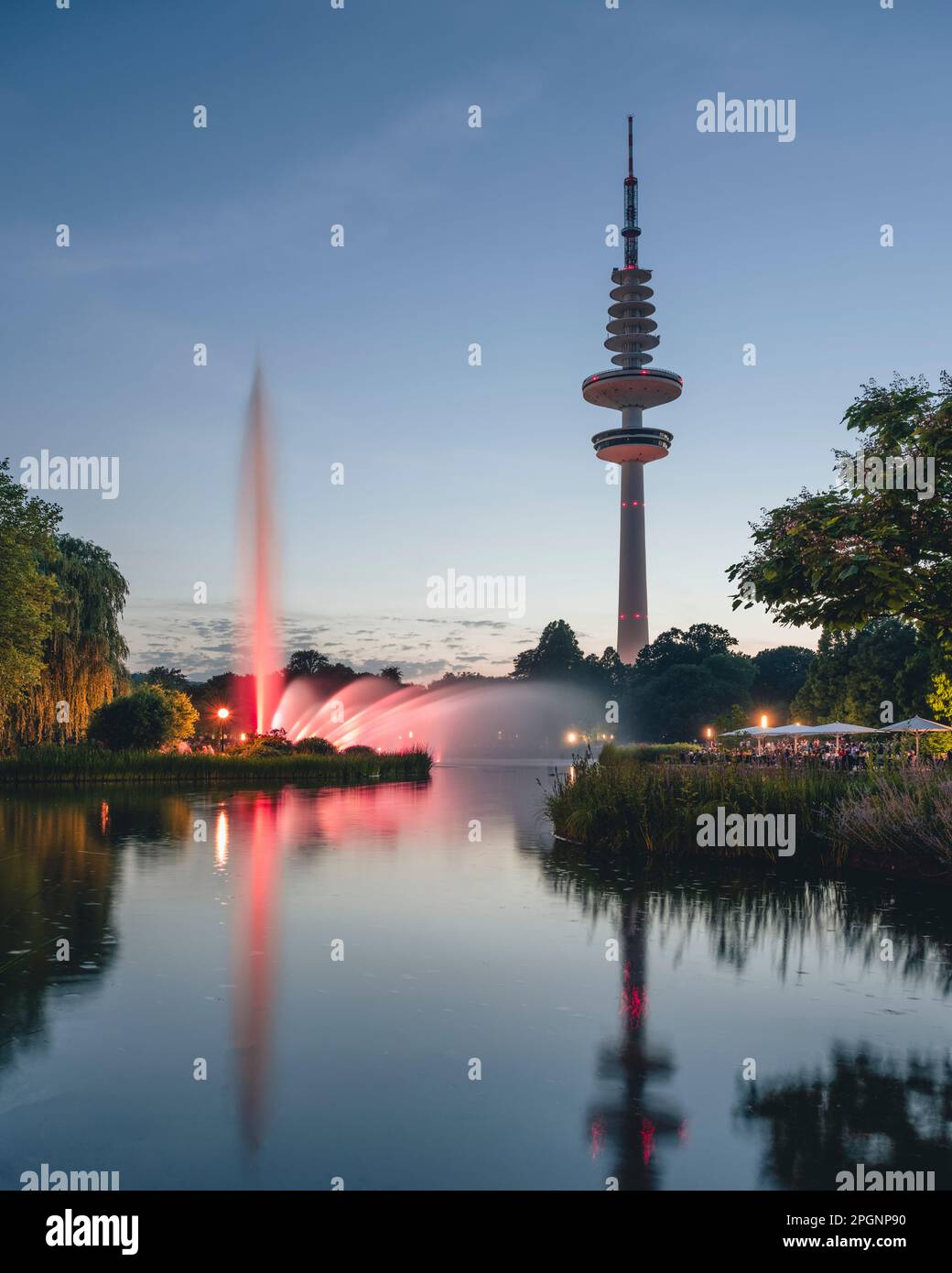 Germania, Amburgo, concerto di luci d'acqua nel parco Planten un Blomen al crepuscolo Foto Stock