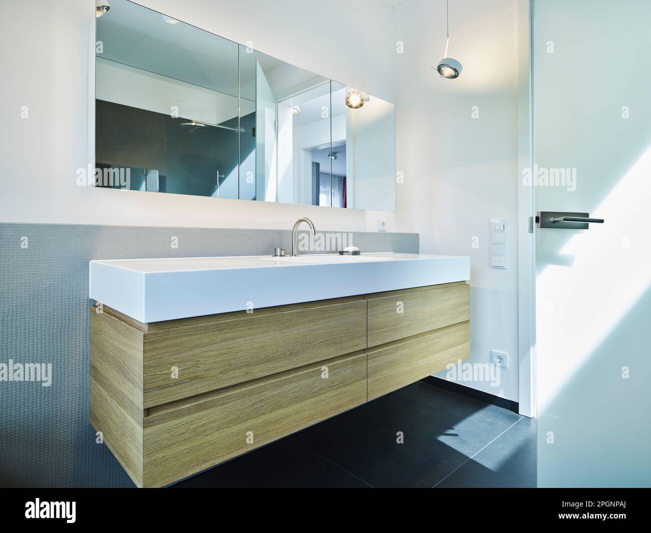 Bagno con specchio sulla parete dell'appartamento Foto Stock