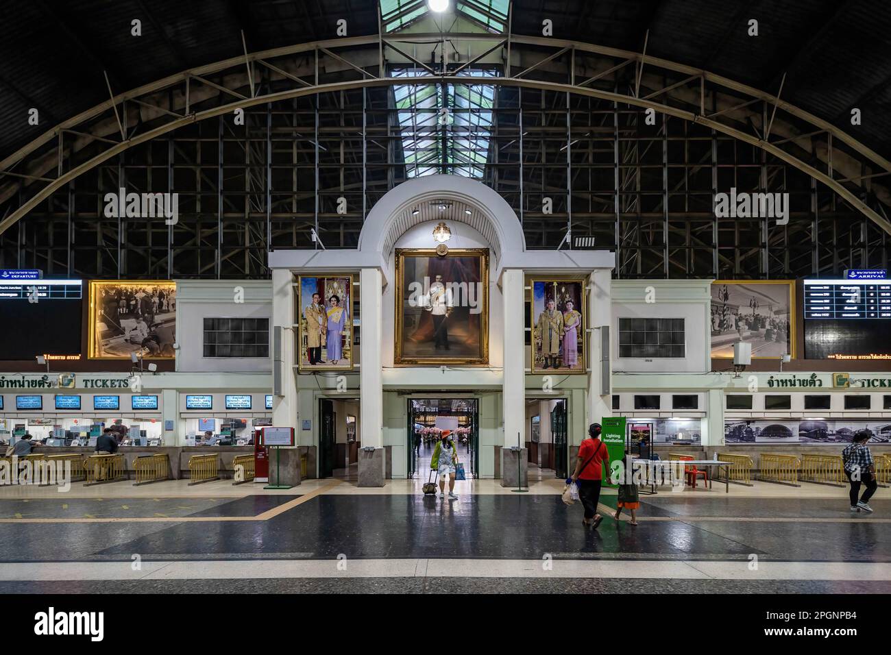 Dispiegando Bangkok una mostra di illuminazione per commemorare la stazione ferroviaria di Hua Lampong in stile come per gli ultimi 105 anni l'ariosa creazione neo-rinascimentale dell'architetto italiano Mario Tamagno, ha soffuso l'esperienza†viaggio ferroviario tailandese†con qualcosa che si avvicina al sacro. “Scoprire Bangkok: Vivere vecchio edificio Hua Lamphong” alla stazione ferroviaria di Bangkok come edificio storico come parte della campagna della città di Bangkok per promuovere il turismo nella metropoli utilizzando attività creative, nel quartiere Pathum WAN, Bangkok, Thailandia. (Foto di Nathalie Jamois/SOPA Images/Sipa USA) Foto Stock