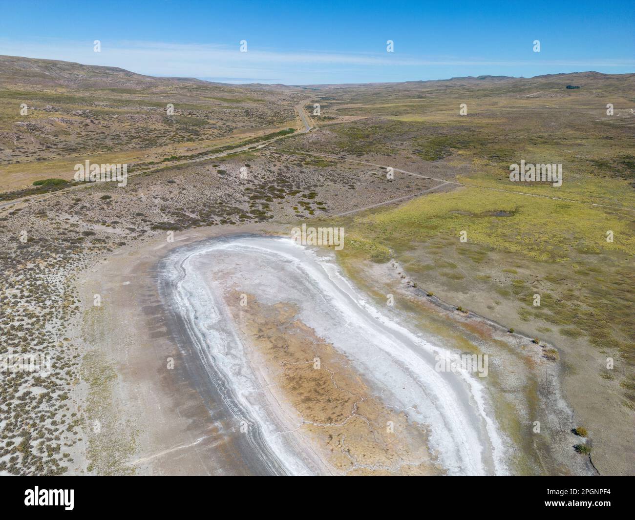 Lago salato completamente prosciugato accanto alla Ruta40 in Argentina, Sud America - visto dall'alto Foto Stock