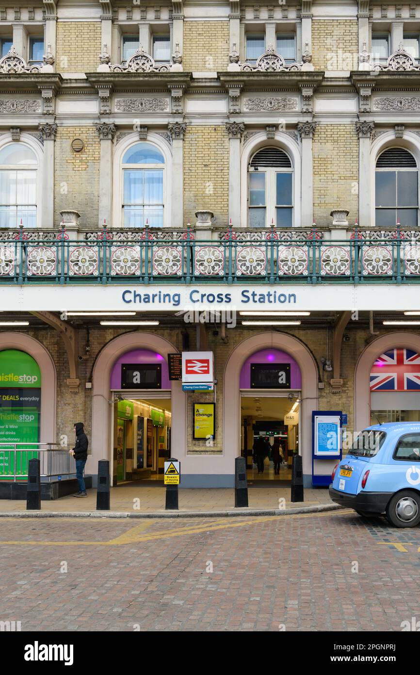 Londra, Regno Unito - Febbraio 27 2023; Frontage e nome della Charing Cross Station un terminal ferroviario di Londra Foto Stock