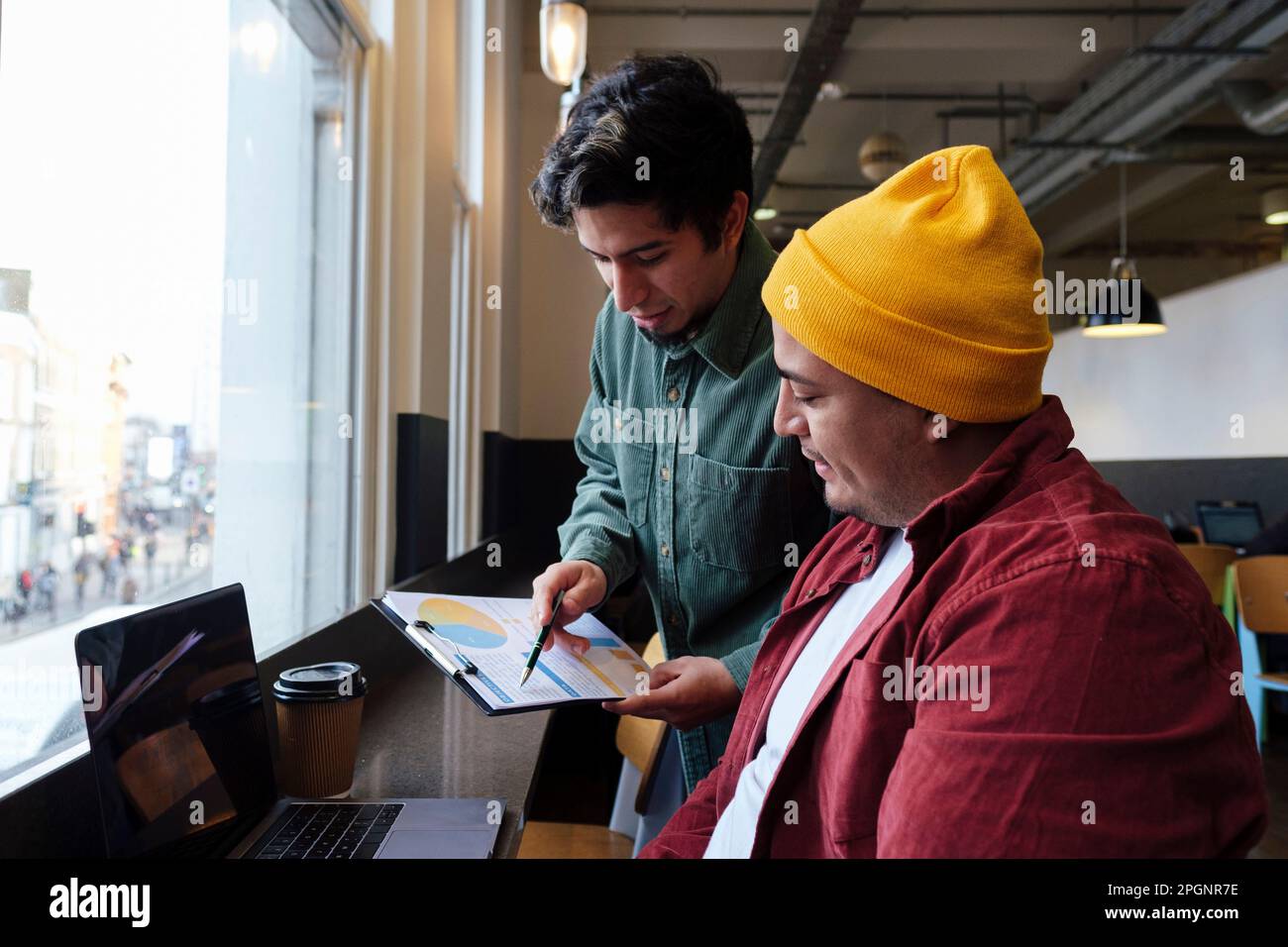 Freelance che discutono sopra il documento in caffè Foto Stock