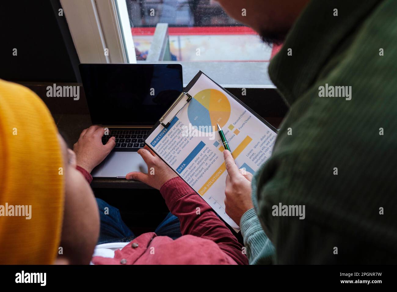 Freelance che discutono sopra grafico a torta in caffè Foto Stock