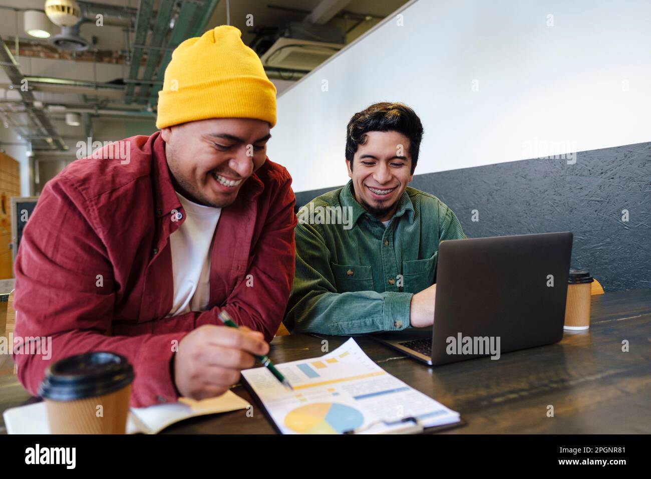 Freelance felici che discutono sopra la tabella sul tavolo in caffè Foto Stock