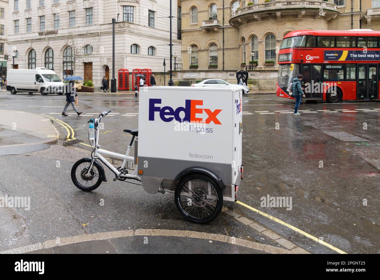 Londra, Regno Unito - 17 marzo 2023; spedizione sostenibile di e-cargo FedEx Express su una strada bagnata di Londra Foto Stock