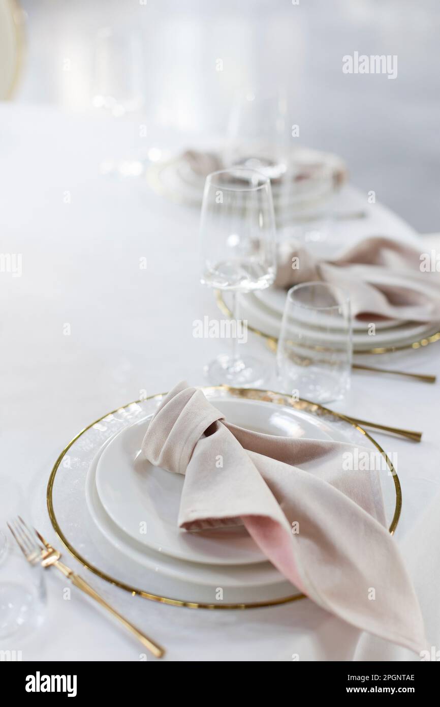 Piatti, tovaglioli e bicchieri vuoti su un tavolo elegante Foto Stock