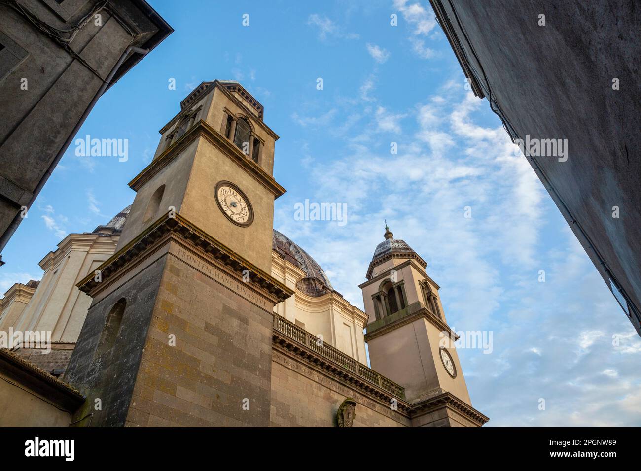Torre dell'Orologio della Basilica di Santa Margherita sotto il cielo Foto Stock