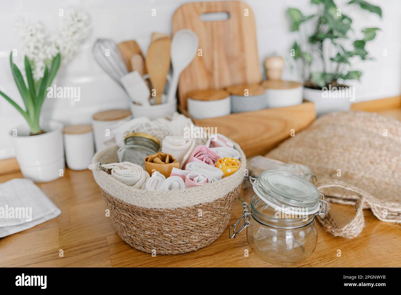 Cestino con sacchetti ecologici sdraiati sul bancone della cucina Foto Stock