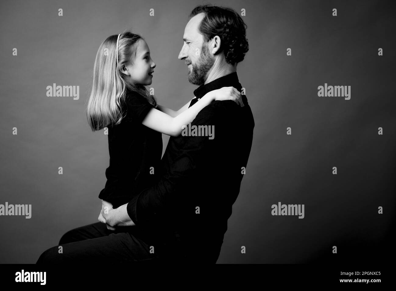 Padre e figlia faccia a faccia in studio Foto Stock