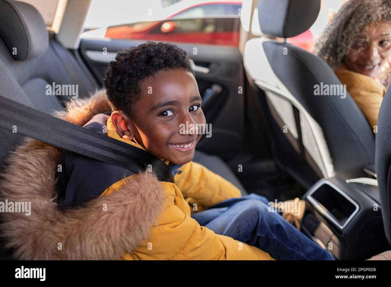 Felice ragazzo seduto con nonna in macchina Foto Stock