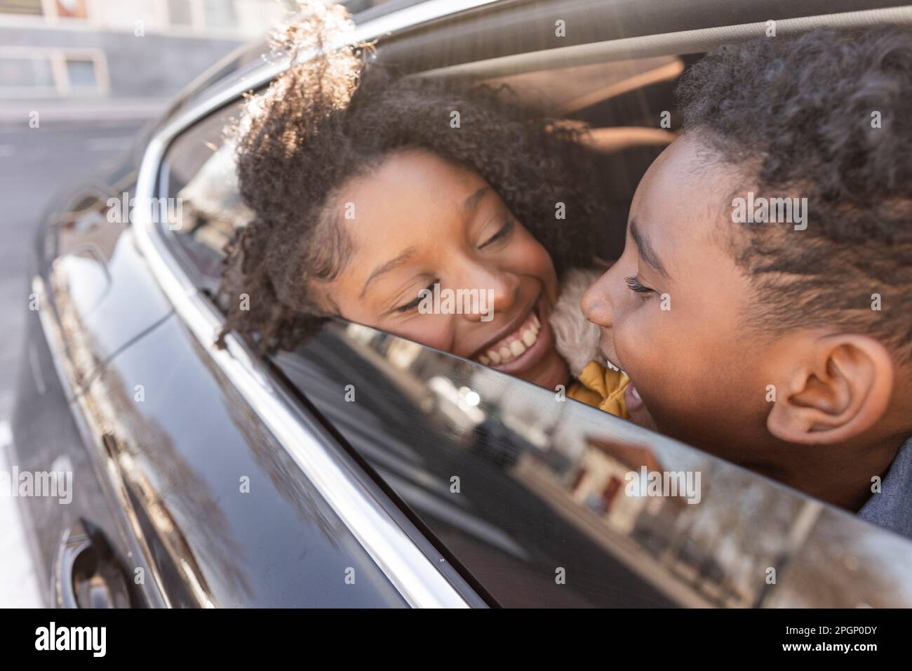 Madre e figlio felici che si divertano in auto Foto Stock