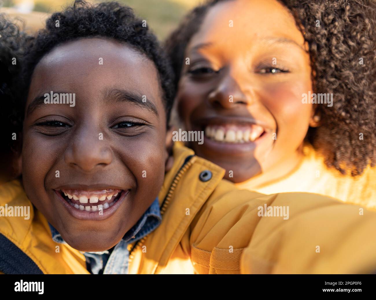 Felice ragazzo con madre che si divertiva nel parco Foto Stock