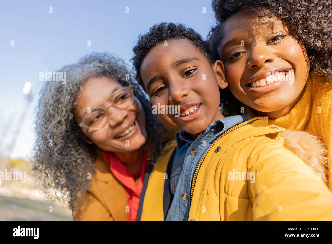 Felice famiglia multi-generazione che si diverte nel parco Foto Stock