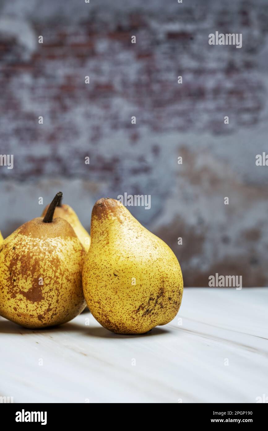 La pera è un frutto molto succoso e carnoso e uno dei più importanti prodotti nelle regioni temperate Foto Stock