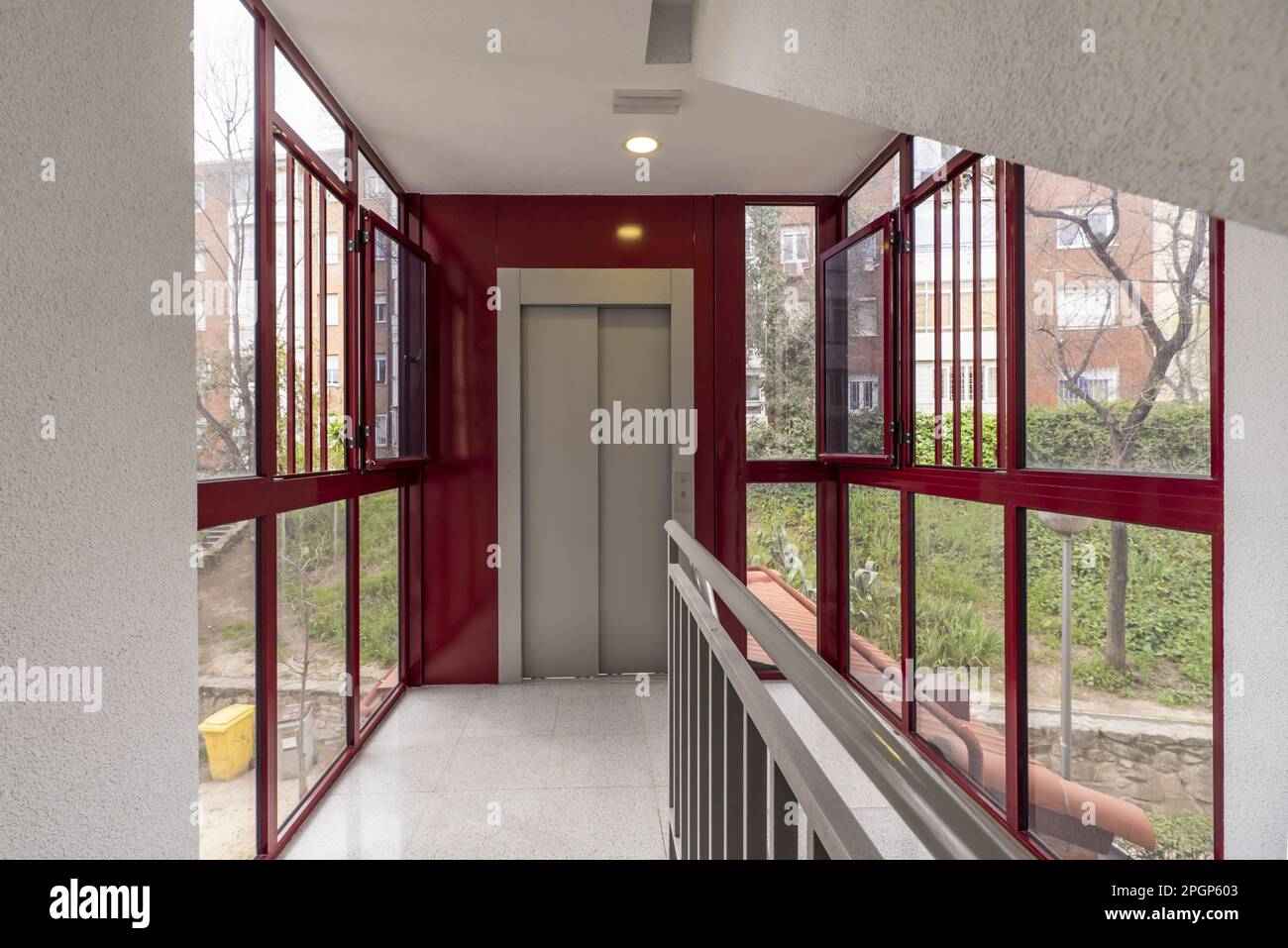 Un ascensore in un edificio residenziale retrofit con una struttura esterna in metallo e vetro Foto Stock