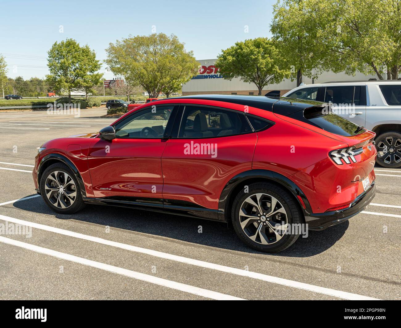 Electric Ford Mustang Mach e auto completamente elettrica, di colore rosso, fatto per essere un'auto sostenibile ecologicamente verde o veicolo in Alabama, Stati Uniti. Foto Stock