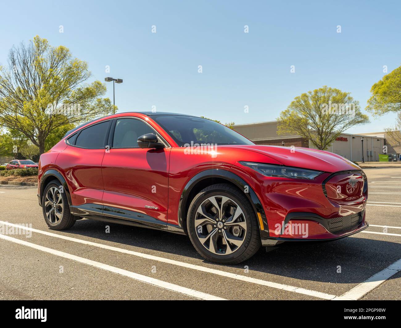 Electric Ford Mustang Mach e auto completamente elettrica, di colore rosso, fatto per essere un'auto sostenibile ecologicamente verde o veicolo in Alabama, Stati Uniti. Foto Stock
