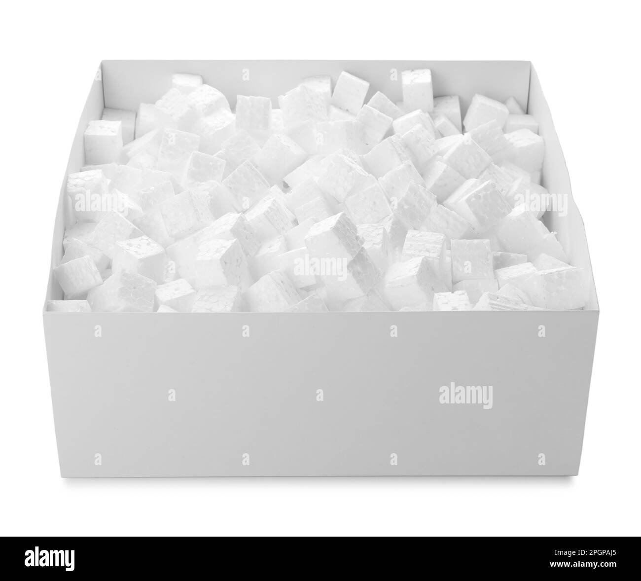 Scatola di cartone con cubetti di polistirolo isolati su bianco Foto Stock