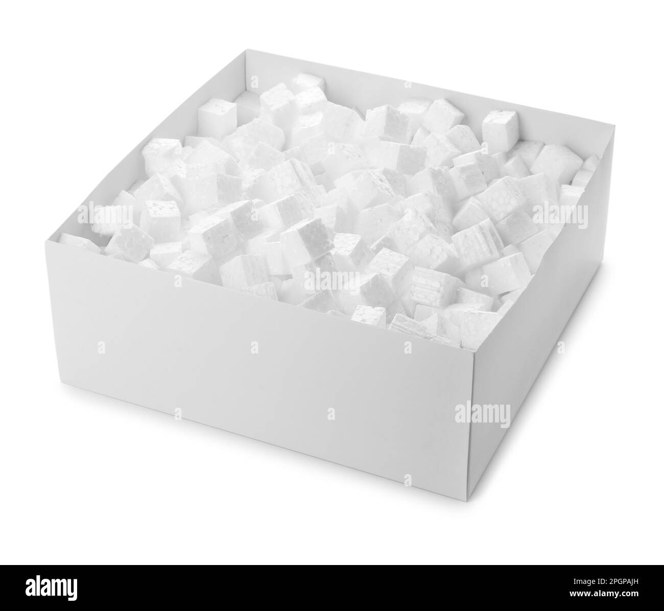 Scatola di cartone con cubetti di polistirolo isolati su bianco Foto Stock