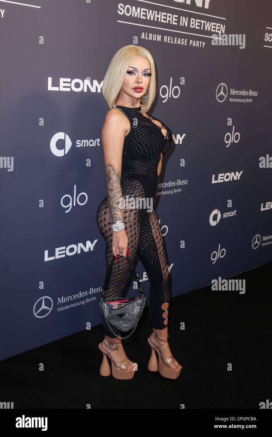 Berlino, Germania. 23rd Mar, 2023. Katja Krasavice arriva alla festa di uscita dell'album della cantante Leony con il suo nuovo album 'da qualche parte in mezzo ad Ayoka. Credit: Gerald Matzka/dpa/Alamy Live News Foto Stock