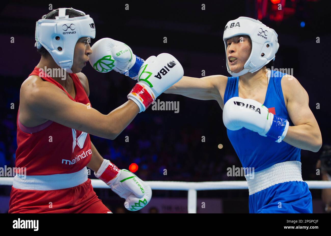 Nuova Delhi, India. 23rd Mar, 2023. Il cinese li Qian (R) compete con Lovlina Borgohain dell'India durante la semifinale delle donne d'élite 70-75kg del campionato mondiale di boxe IBA 2023 a Nuova Delhi, in India, il 23 marzo 2023. Credit: Javed Dar/Xinhua/Alamy Live News Foto Stock