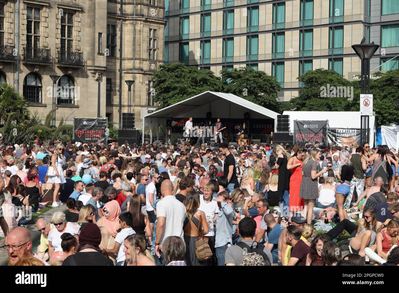 Folla di persone al Sheffield Tramlines Music Festival Peace Gardens Stage 2016 Inghilterra Regno Unito. Centro città open space Foto Stock