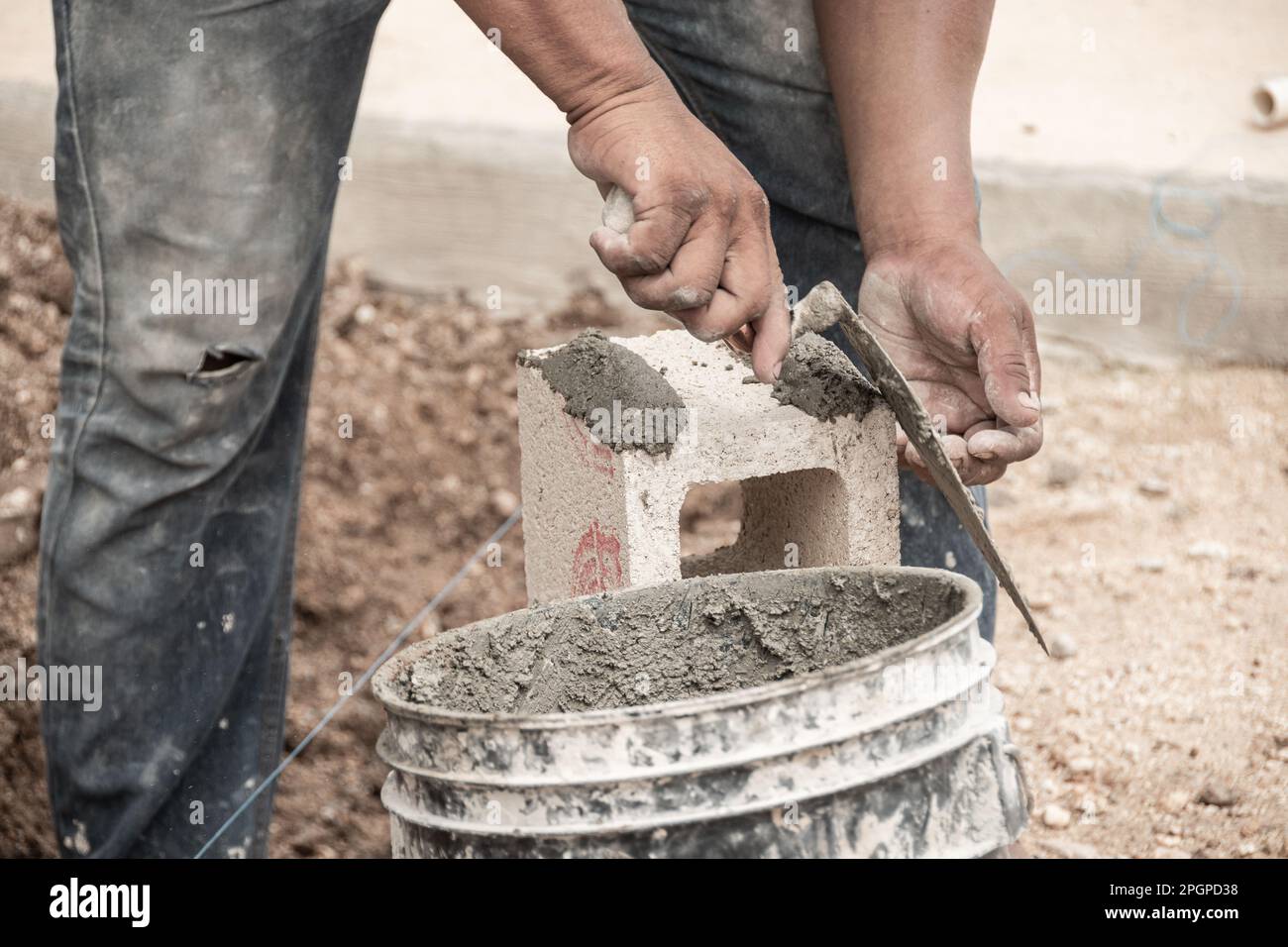 Immagini Stock - Il Lavoratore Sta Mettendo Le Piastrelle Adesive Al Muro  Con La Spatola Dentata.. Image 84729149