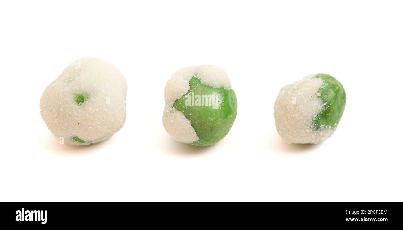 Wasabi Peas isolato su uno sfondo bianco Foto Stock