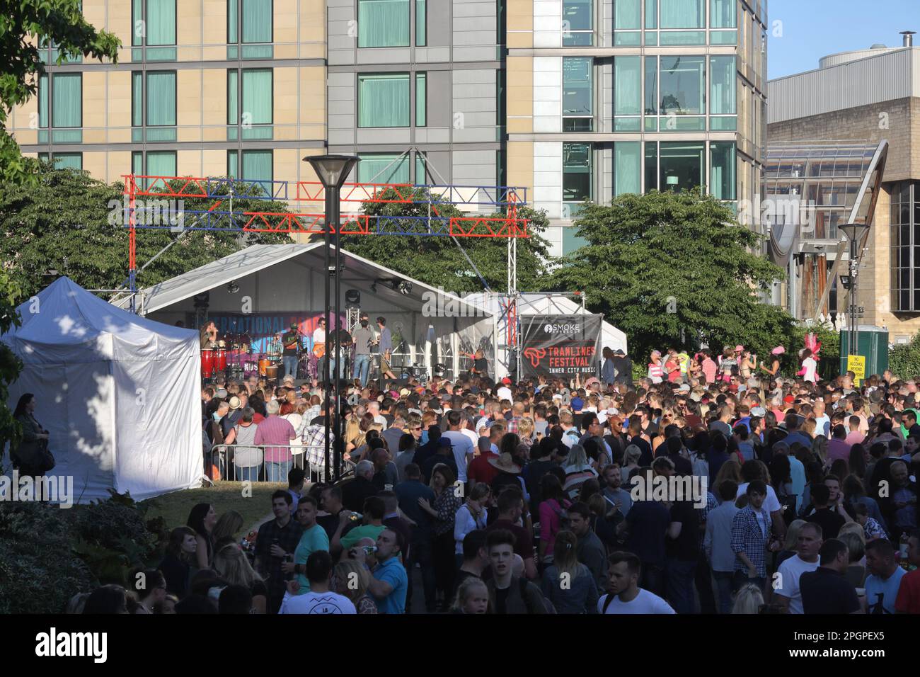 Folla di persone al Sheffield Tramlines Music Festival Peace Gardens Stage 2015 Inghilterra Regno Unito. Palco all'aperto del centro città Foto Stock